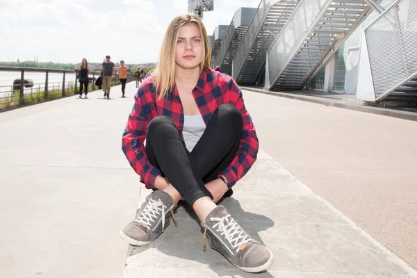 Tizenéves lány ült az utcán a város — Stock Fotó