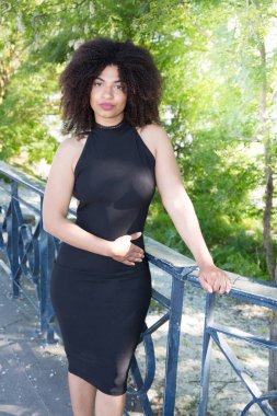 siyah elbise çok neşeli karışık kız için vücut yakın