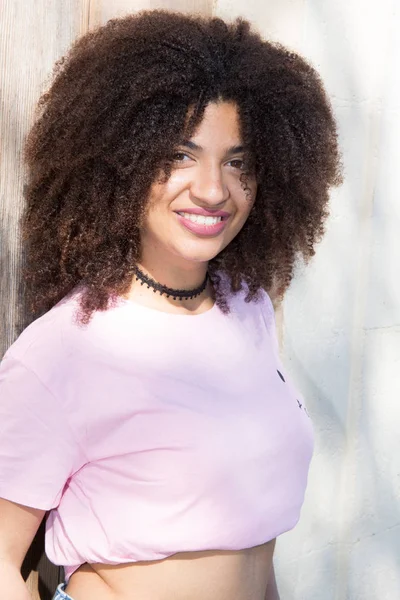 Portrait under the sun of a beautiful woman with curly hair — Stock Photo, Image