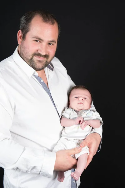 Vater trägt sein Baby auf dem Arm — Stockfoto