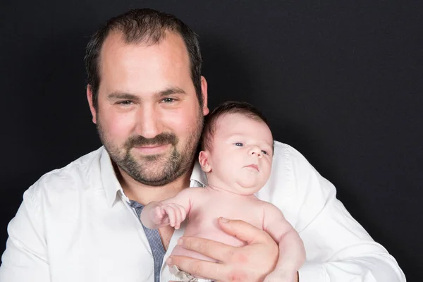 Stolzer Vater trägt sein Neugeborenes im Arm — Stockfoto