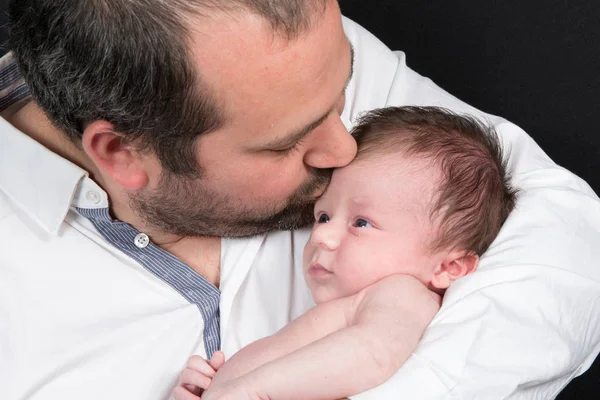 Recién nacido recibe un beso en la frente de su padre — Foto de Stock