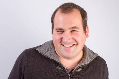 40 yaşındaki adam kel saç ile