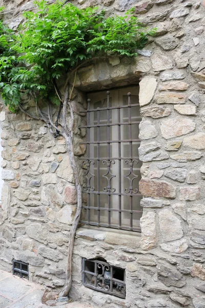 Francouzská staré okno středověkého domu — Stock fotografie