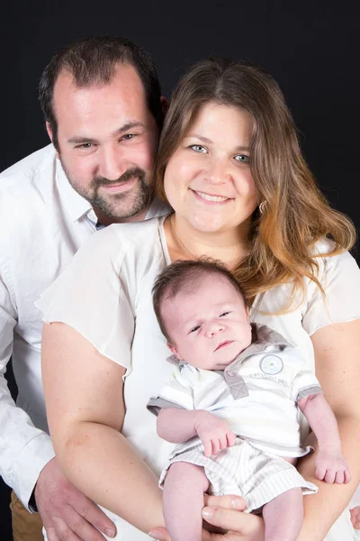 Una familia de 3 con un bebé recién nacido — Foto de Stock