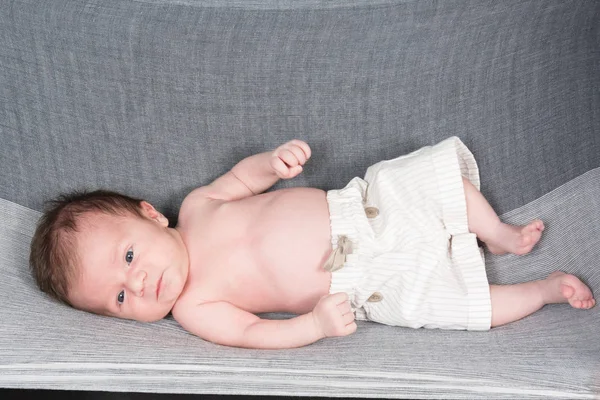 Ein neugeborenes Baby liegender Oberkörper — Stockfoto