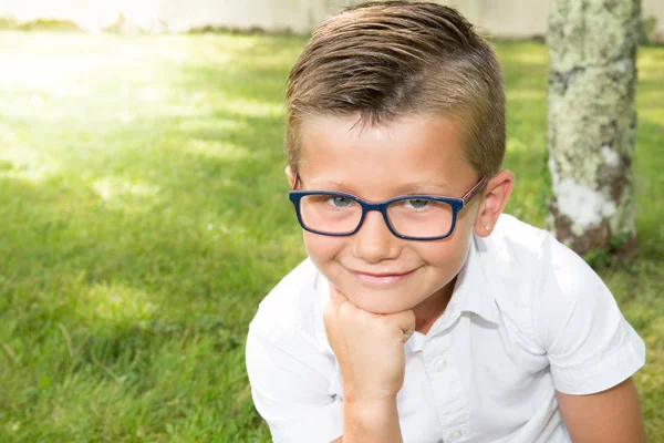 Tien jongetje met bril in huis groene tuin — Stockfoto