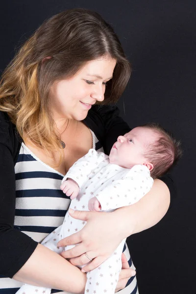 Jovem mãe com seu bebê recém-nascido em seus braços — Fotografia de Stock