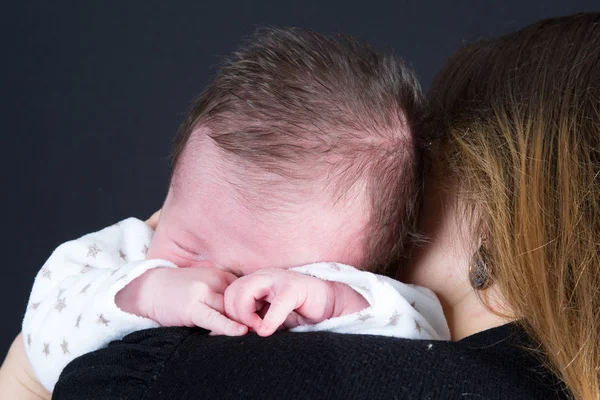 Bebé recién nacido duerme sobre los hombros de su madre —  Fotos de Stock