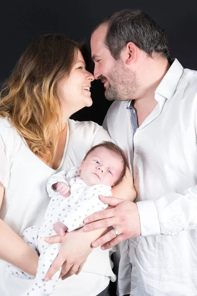 Eltern sind stolz und schauen gemeinsam auf ihr neugeborenes Baby — Stockfoto