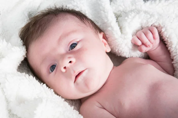 Novorozence malé děťátko ležící ručník — Stock fotografie
