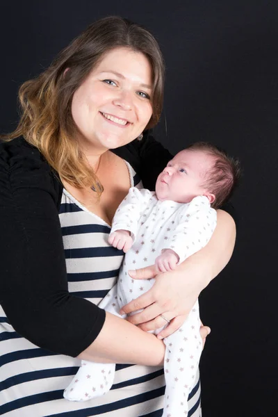 Mãe nova feliz com bebê recém-nascido — Fotografia de Stock