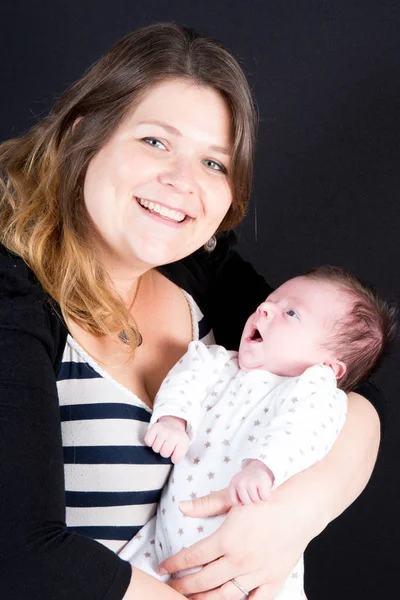 Neugeborenes Baby in den Armen der Mutter — Stockfoto