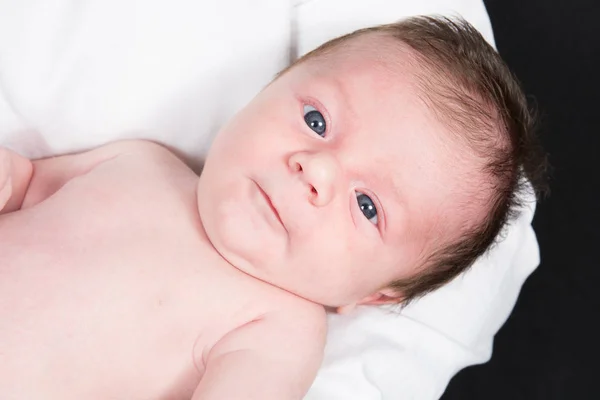 Yeni doğan bebek bebek görünüyor — Stok fotoğraf