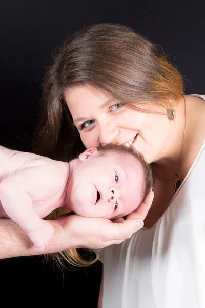 Bebé recién nacido se ve con la madre y los brazos padre —  Fotos de Stock