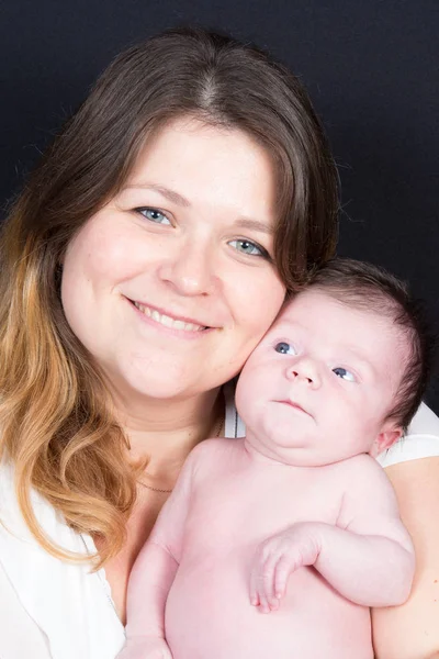 Porträt Mutter und neugeborenes Mädchen oder Junge — Stockfoto