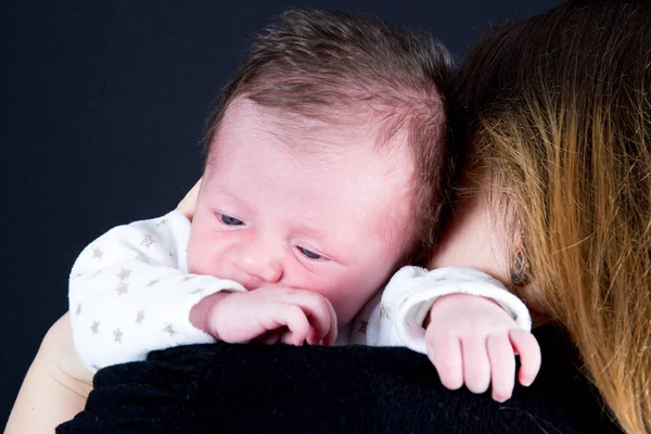 Junge Mutter trägt ihr Neugeborenes auf den Schultern — Stockfoto