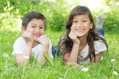 kardeş kardeşi yeşil bahçe çim parkın yalan