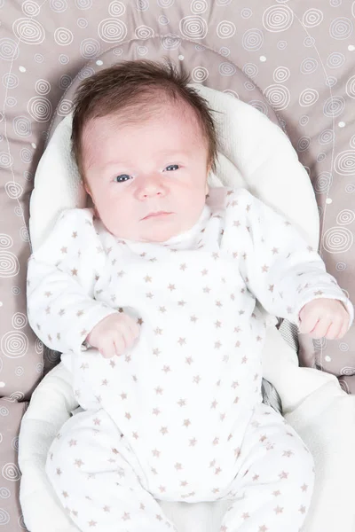Um bebê recém-nascido bonito — Fotografia de Stock