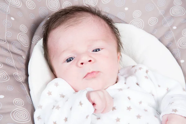 Мила новонароджена дитина — стокове фото