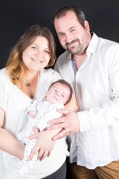 Feliz familia joven con el bebé recién nacido — Foto de Stock