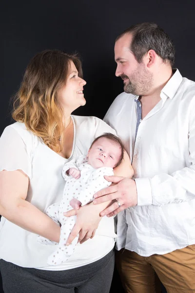 Paar verliebt in neugeborenes Baby — Stockfoto