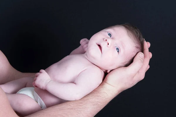 Bebê recém-nascido bonito no braço pai — Fotografia de Stock