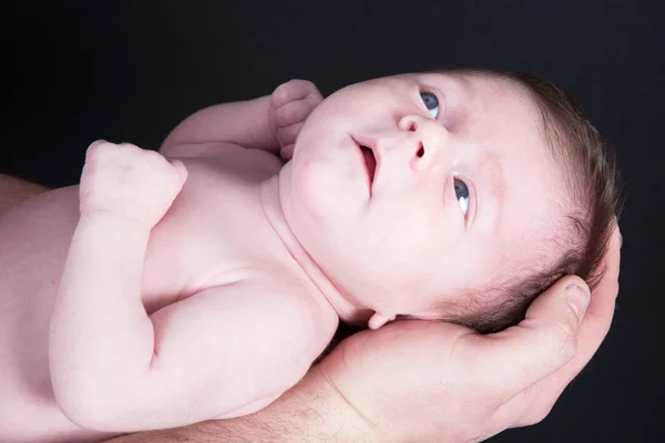 Retrato lindo bebé recién nacido en el brazo del padre — Foto de Stock