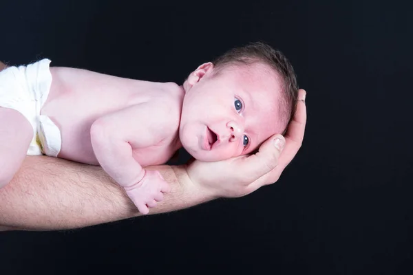 Roztomilé nově narozené dítě v rukou otce — Stock fotografie