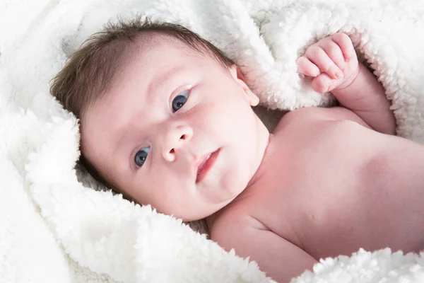 Beyaz yatak havlu içinde şirin neşeli bebek — Stok fotoğraf