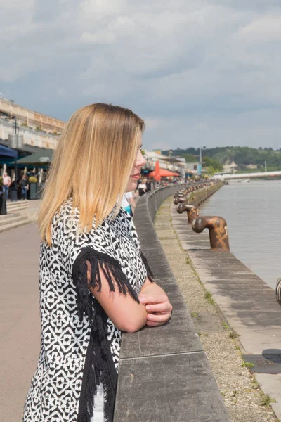 Una ragazza turistica sulle rive del fiume Garonne a Bordeaux — Foto Stock