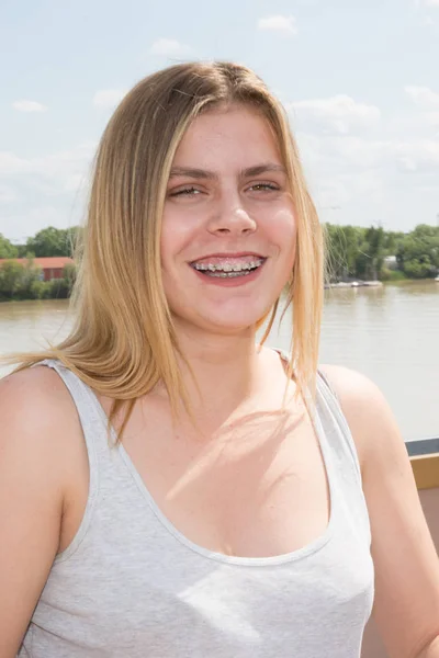 Szőke tizenéves lány boldog és smile — Stock Fotó