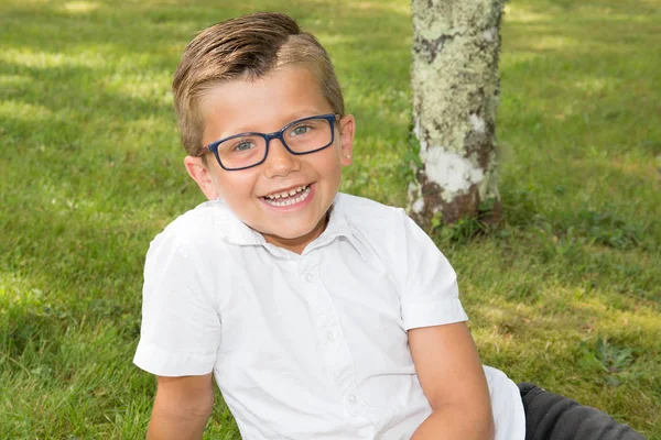 Gelukkige jongenskind funny met zijn bril — Stockfoto