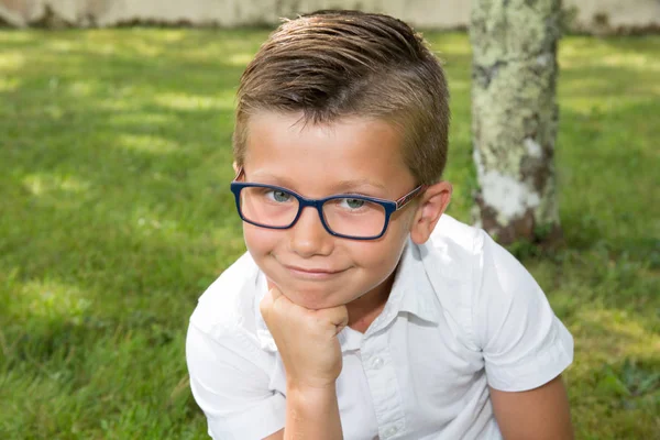 Criança menino engraçado com seus óculos — Fotografia de Stock