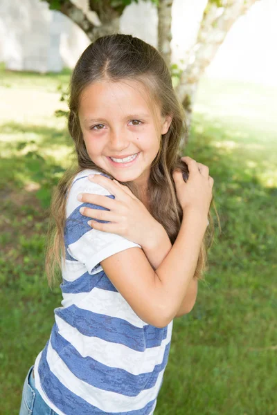 Malá holka veselá dlouhé vlasy — Stock fotografie