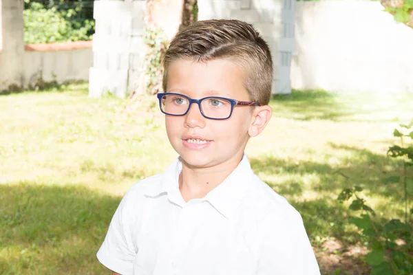 Jeune garçon blond dans le jardin familial parc en plein air — Photo