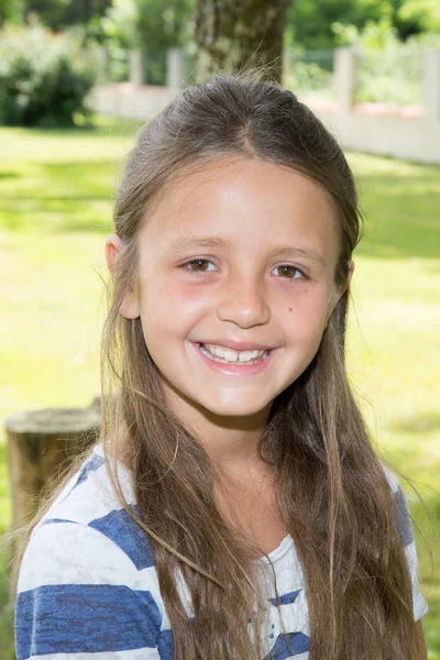 Όμορφο κορίτσι χαμογελαστό παιδί στο κήπο πάρκο ouutdoor — Φωτογραφία Αρχείου