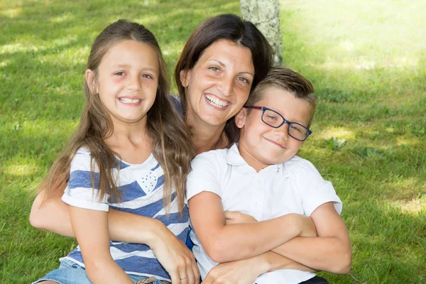 Cheerful family in house garden park — Stock Photo, Image