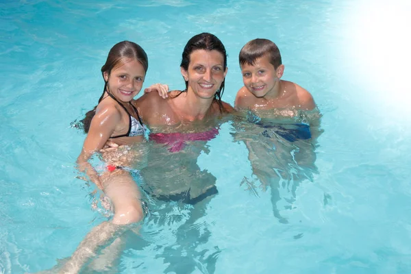 Familia divertida en la piscina niños y madre —  Fotos de Stock