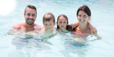Aile 4 dört gün tatil yaz havuzunda