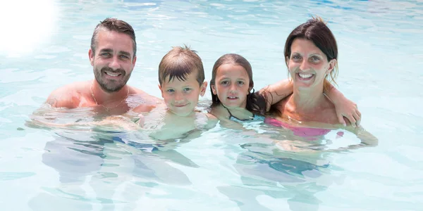 Familia de 4 cuatro en piscina en vacaciones de verano —  Fotos de Stock