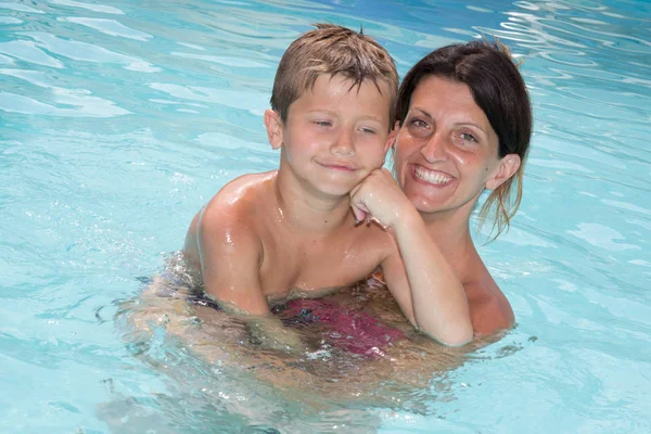 Madre e hijo jugando en casa de la familia piscina en casa —  Fotos de Stock