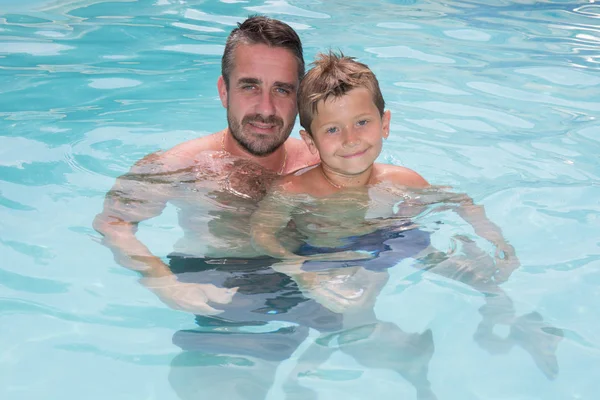 Padre e hijo feliz en casa de la piscina de verano —  Fotos de Stock