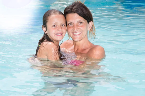 Belleza chica madre e hija en piscina —  Fotos de Stock