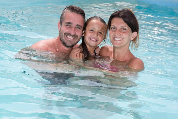 Encantadora familia de 3 con hija en casa de la piscina en verano —  Fotos de Stock