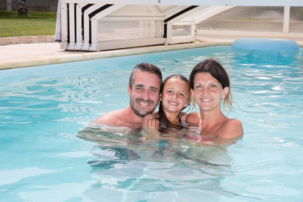 Padre con hija y esposa madre en piscina privada —  Fotos de Stock