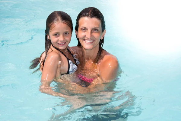 Krásné dívky v bazénu matka a dcera svátky — Stock fotografie