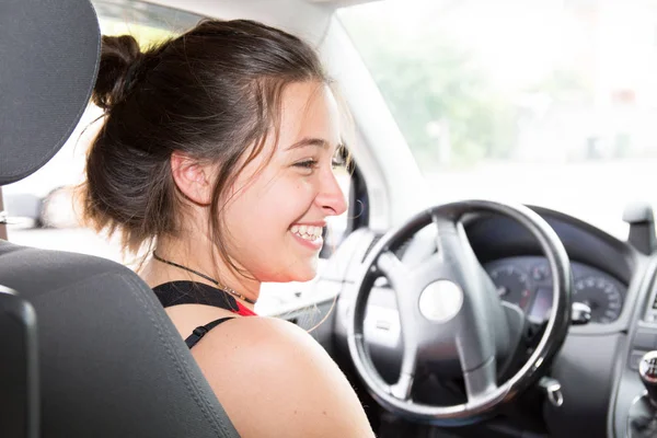 Widok z dziewczyna w samochodzie szczęśliwy tyłu i uśmiech — Zdjęcie stockowe