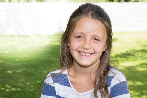 Ganska leende glada flicka i sommar trädgård park — Stockfoto