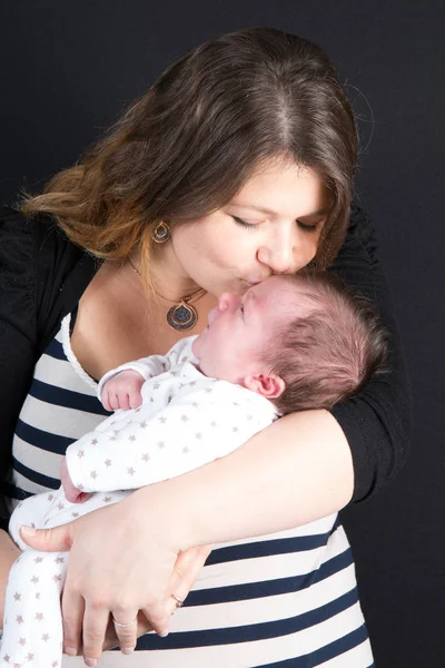 Mãe com bebê recém-nascido beijando com amor — Fotografia de Stock